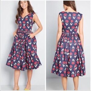 Modcloth Dress Size 6 Fabulous Floral Fit and Flare V-Neck Sleeveless